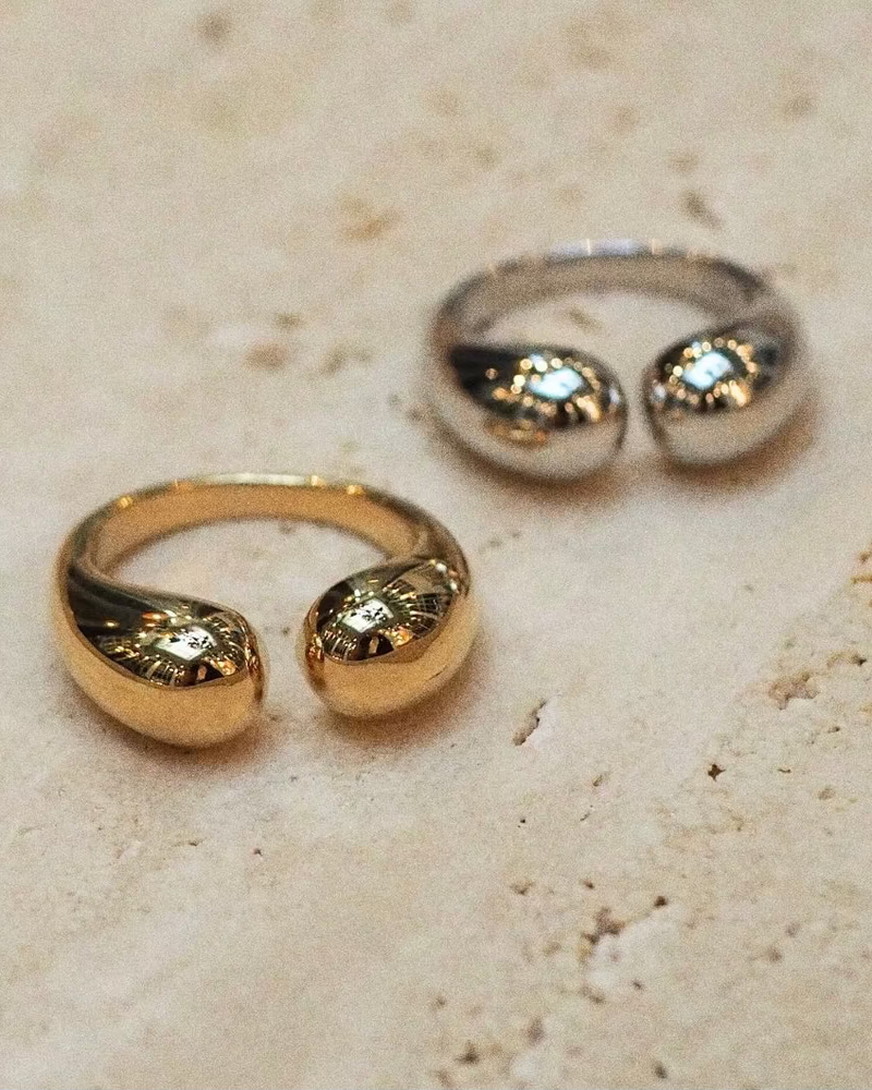 Bague Opposite Boost – Doré en argent 925 doré à l’or 18 carats, design ouvert aux lignes opposées au style structuré, finition lumineuse résistante à l’oxydation, silhouette moderne et affirmée.
