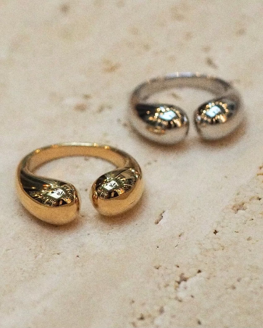 Bague Opposite Boost – Doré en argent 925 doré à l’or 18 carats, design ouvert aux lignes opposées au style structuré, finition lumineuse résistante à l’oxydation, silhouette moderne et affirmée.
