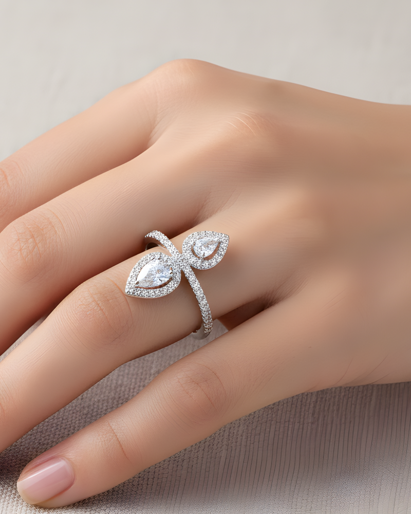 Bague Opposite Gala – Blanc en argent 925 rhodié, design ouvert aux lignes opposées délicatement serties, finition polie brillante résistante à l’oxydation, silhouette moderne et élégante au quotidien.
