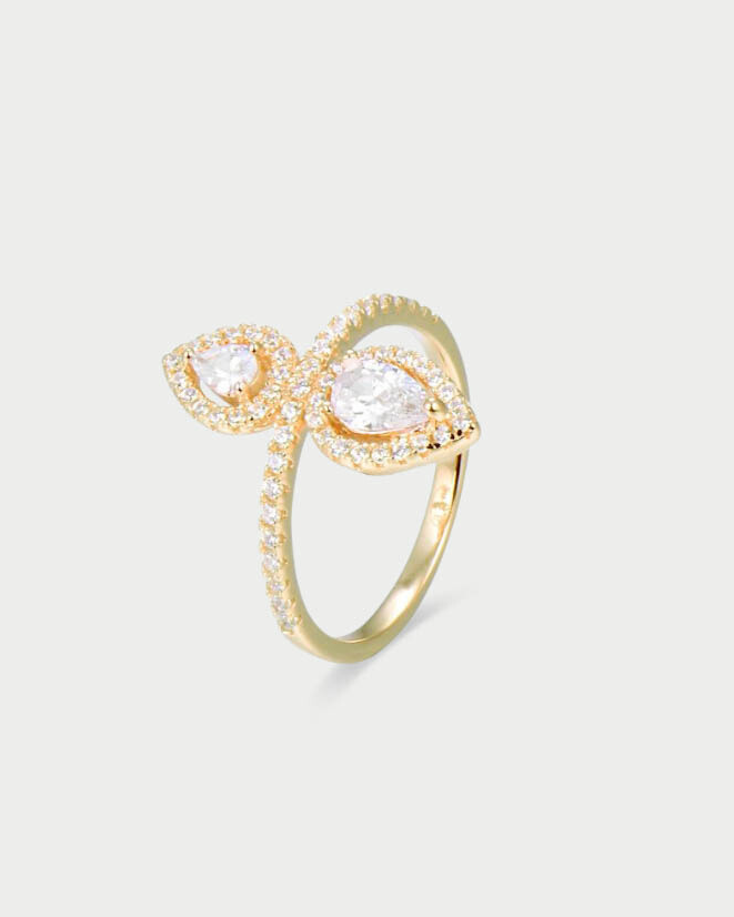 Bague Opposite Gala – Doré en argent 925 doré à l’or 18 carats, design ouvert aux lignes opposées délicatement serties, finition lumineuse résistante à l’oxydation, silhouette moderne et élégante.
