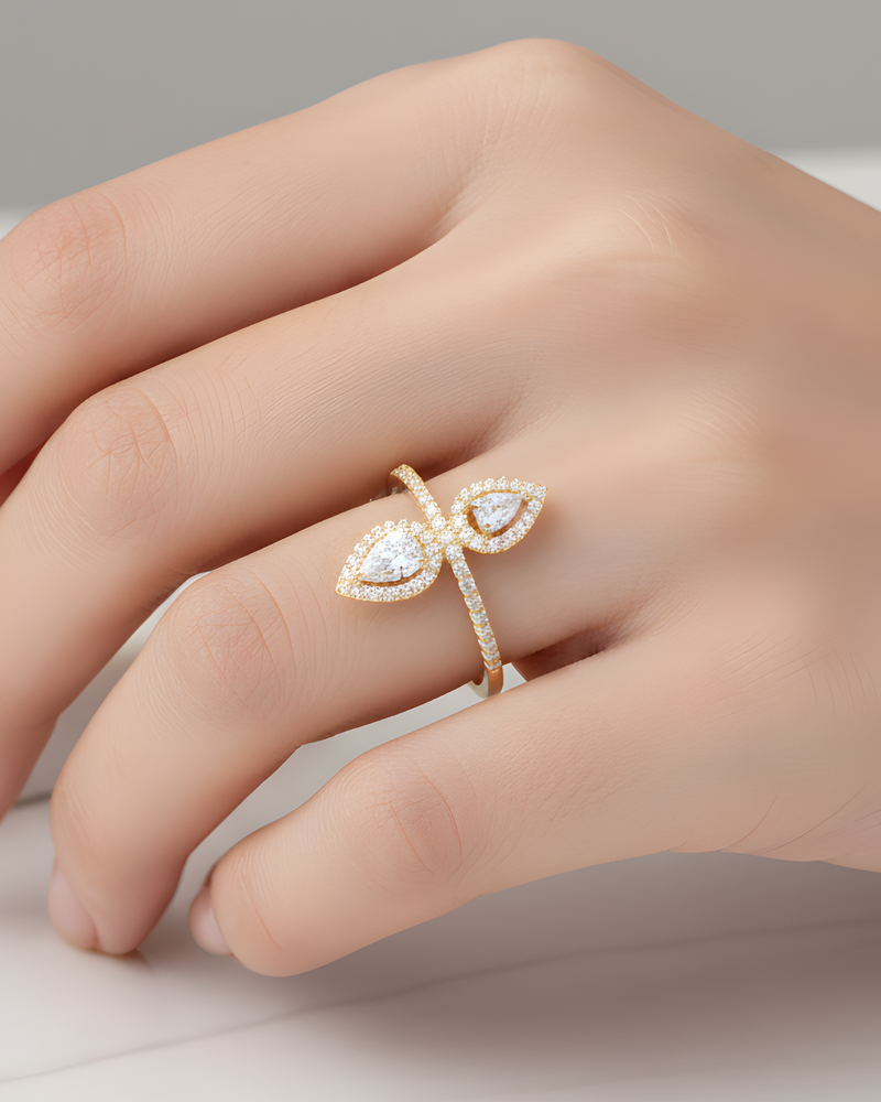 Bague Opposite Gala – Doré en argent 925 doré à l’or 18 carats, design ouvert aux lignes opposées délicatement serties, finition lumineuse résistante à l’oxydation, silhouette moderne et élégante.
