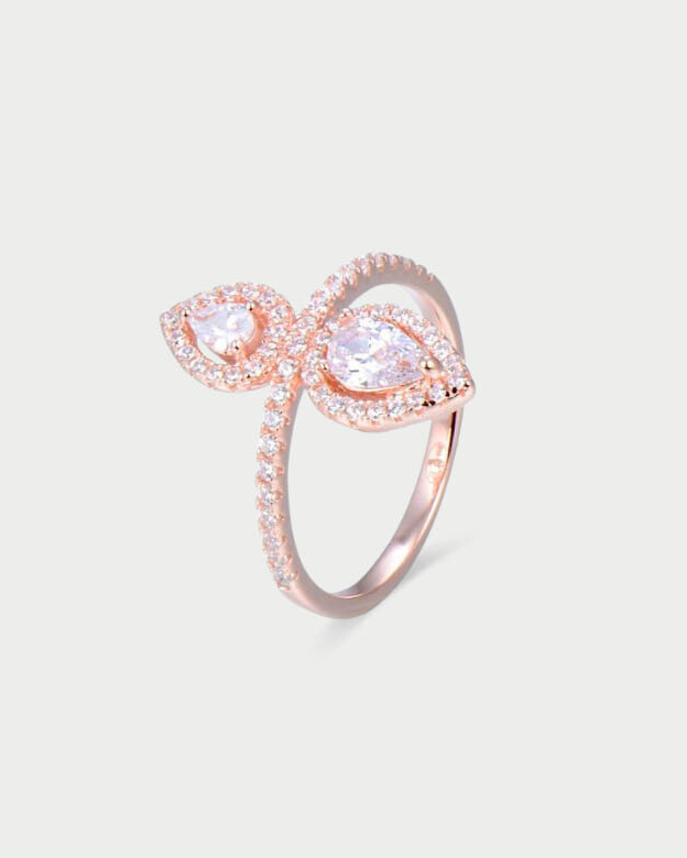 Bague Opposite Gala – Rose en argent 925 doré à l’or rose 18 carats, design ouvert aux lignes opposées délicatement serties, finition lumineuse résistante à l’oxydation, silhouette moderne et élégante.
