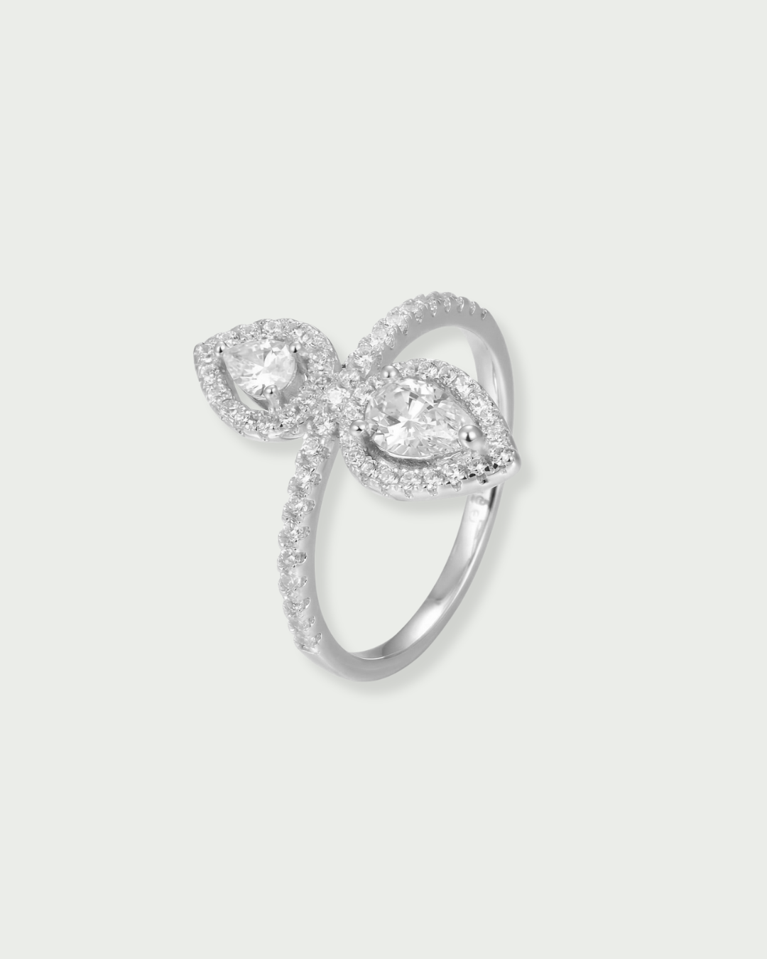 Bague Opposite Gala – Blanc en argent 925 rhodié, design ouvert aux lignes opposées délicatement serties, finition polie brillante résistante à l’oxydation, silhouette moderne et élégante au quotidien.

