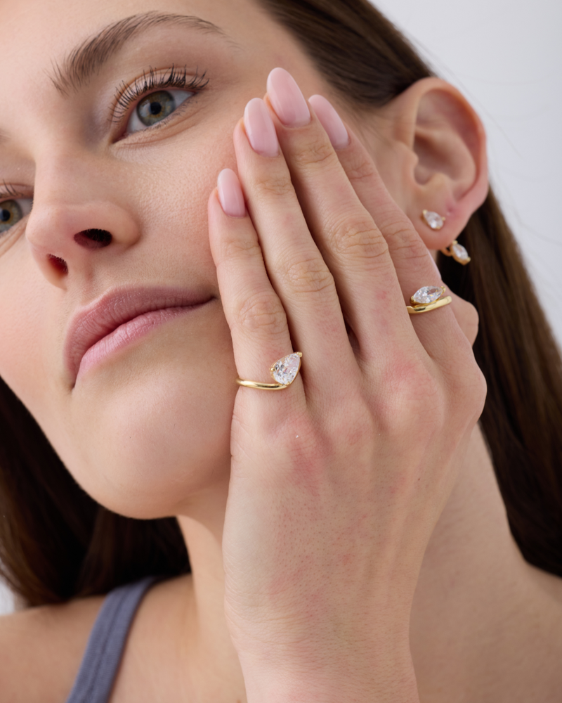 Bague poire Allure – Co-création Diane Perreau – Argent 925 plaqué à l'or 18 carats &amp; Zirconium - porté Lou Anne 