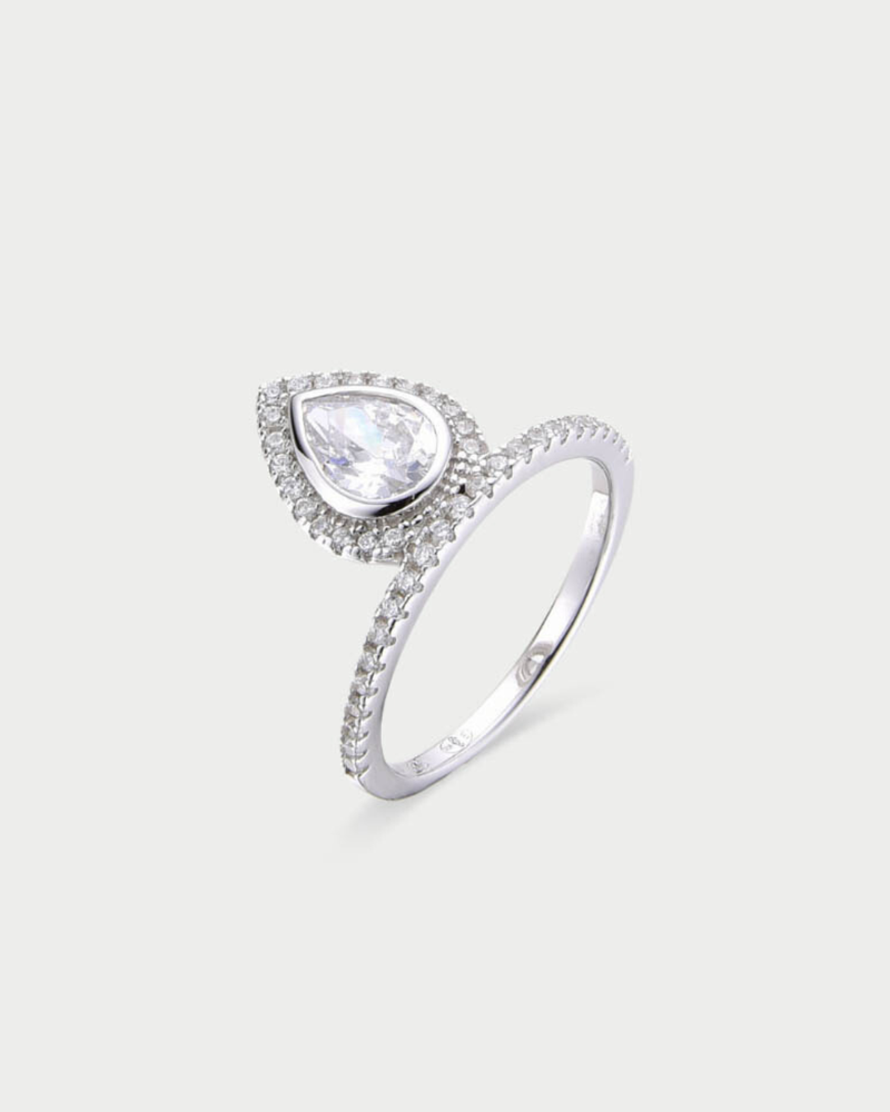 Bague Poire Gala blanc GENA Jewelry en argent 925 rhodié, ornée d’un zircon taille poire entouré d’un pavage de zircons blancs.