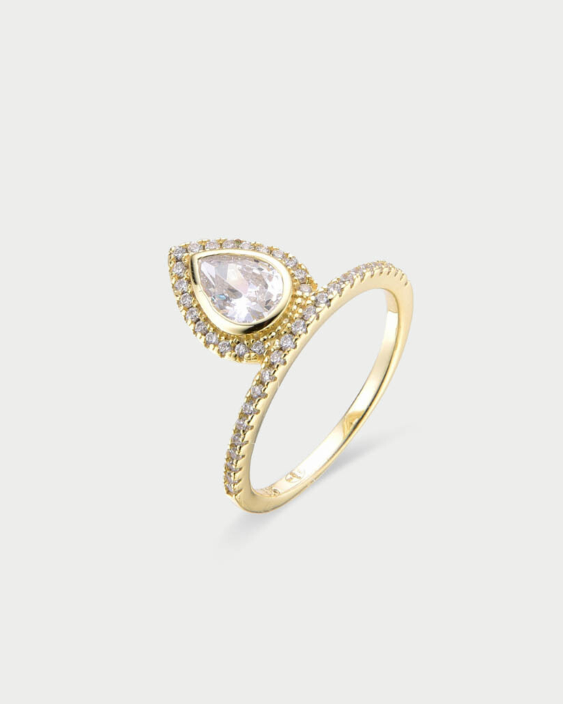 Bague Poire Gala doré GENA Jewelry en argent 925 doré, ornée d’un zircon taille poire entouré d’un pavage de zircons.