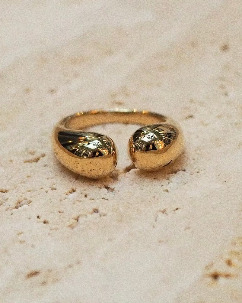 Bague Opposite Boost – Doré en argent 925 doré à l’or 18 carats, design ouvert aux lignes opposées au style structuré, finition lumineuse résistante à l’oxydation, silhouette moderne et affirmée.
