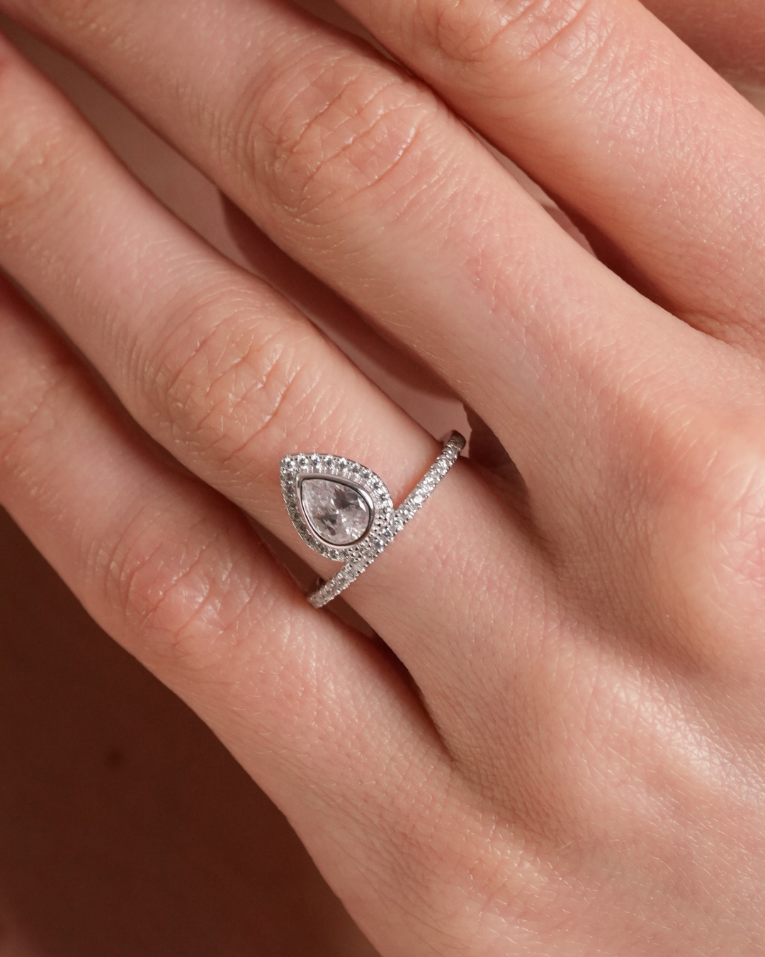 Gala pear ring - WHITE 