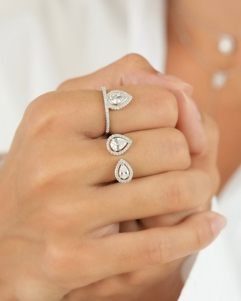 Bague Poire Gala rose GENA Jewelry en argent 925 doré à l’or rose, ornée d’un zircon taille poire entouré d’un pavage de zircons.