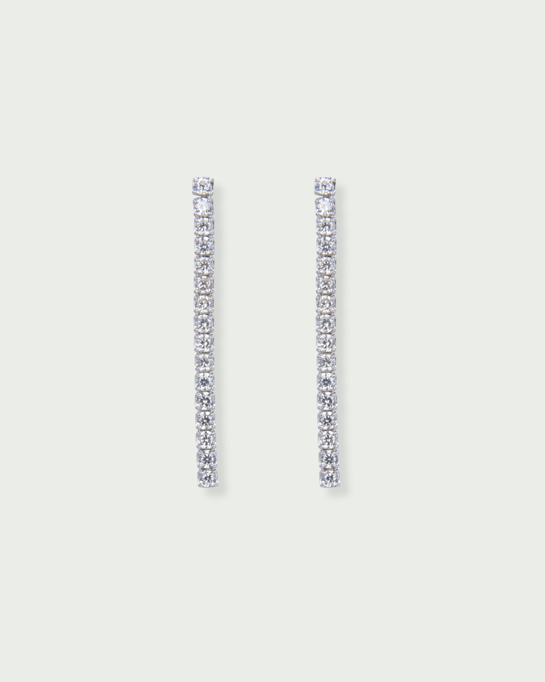 Boucles d’oreilles Rivière Intemporel – Blanc en argent 925 rhodié, ligne de pierres finement serties, finition polie brillante résistante à l’oxydation, fermoir sécurisé, éclat pur et élégant.
