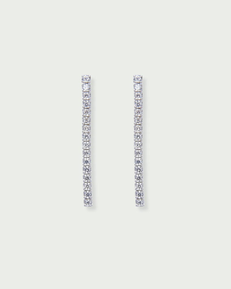 Boucles d’oreilles Rivière Intemporel – Blanc en argent 925 rhodié, ligne de pierres finement serties, finition polie brillante résistante à l’oxydation, fermoir sécurisé, éclat pur et élégant.
