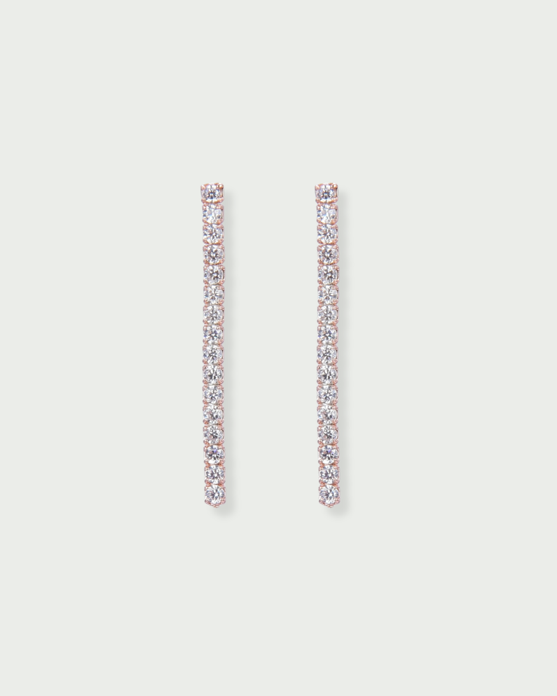 Boucles d’oreilles Rivière Intemporel couleur rose en argent 925 doré à l’or rose 18 carats, longues lignes alignées de zirconiums scintillants formant un design rivière élégant et lumineux, bijou raffiné pour sublimer le visage à chaque mouvement. 