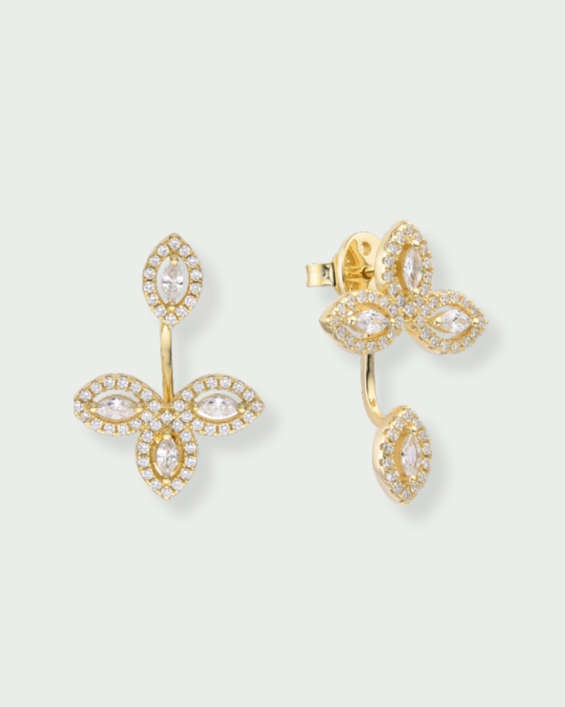 Boucles d’oreilles « Asymétriques Fleur de Vie » en argent 925 doré à l’or jaune 18 carats, motifs floraux en zirconiums taille marquise montés sur deux designs distincts (puce fleur + chaîne pendante), finition polie brillante.