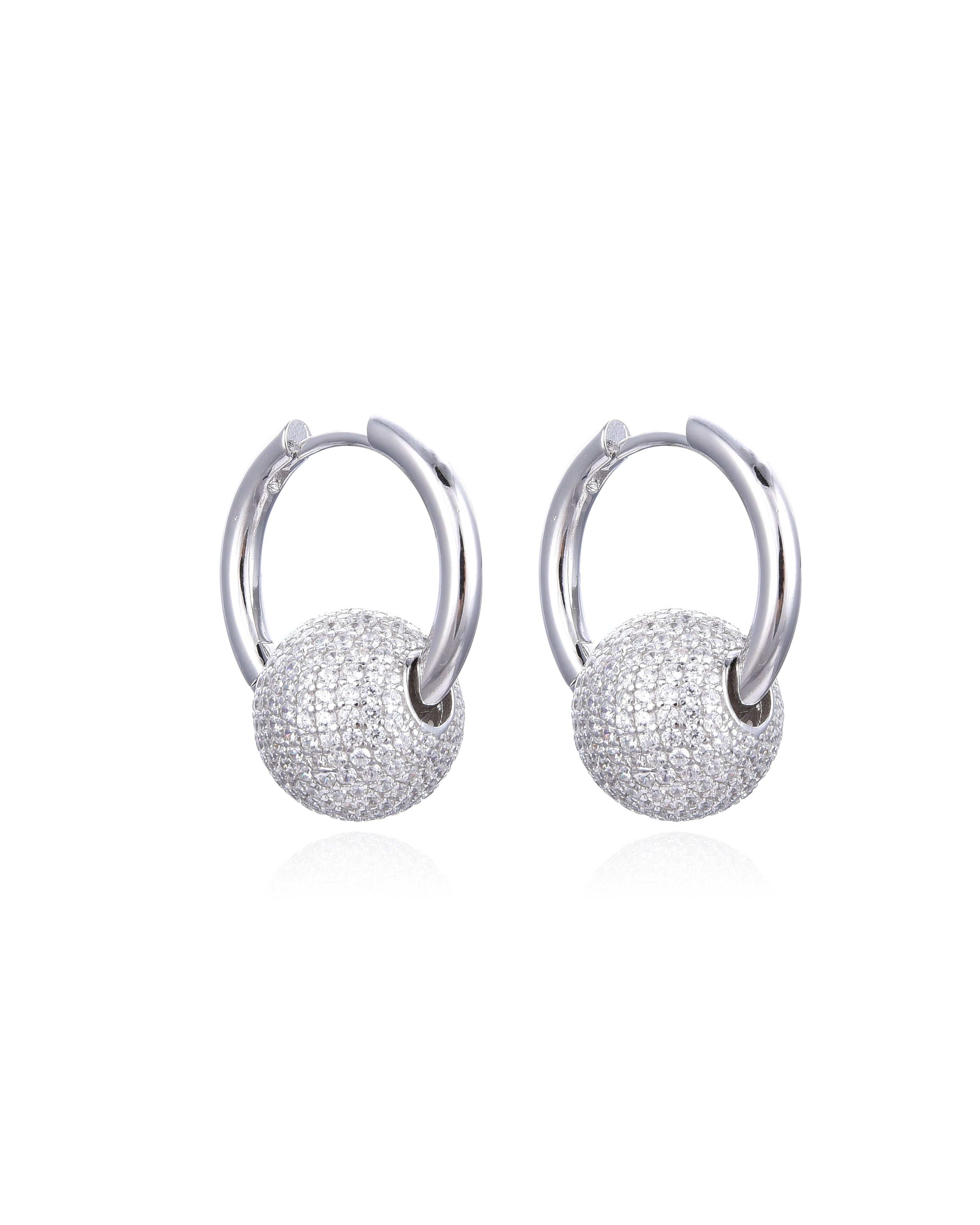 Boucles d’oreilles « Atlas ‑ Blanc » en argent 925 rhodié, créoles modernes au design minimaliste et géométrique, diamètre 13 mm, longueur 20 mm, finition polie brillante.