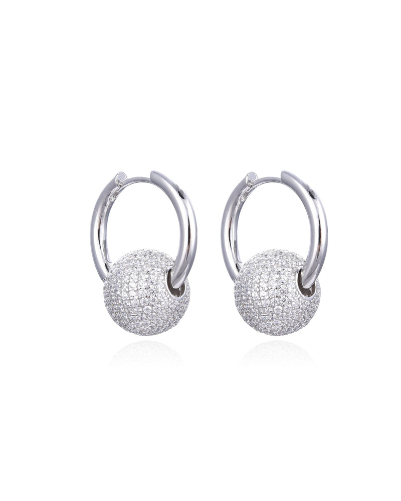 Boucles d’oreilles « Atlas ‑ Blanc » en argent 925 rhodié, créoles modernes au design minimaliste et géométrique, diamètre 13 mm, longueur 20 mm, finition polie brillante.