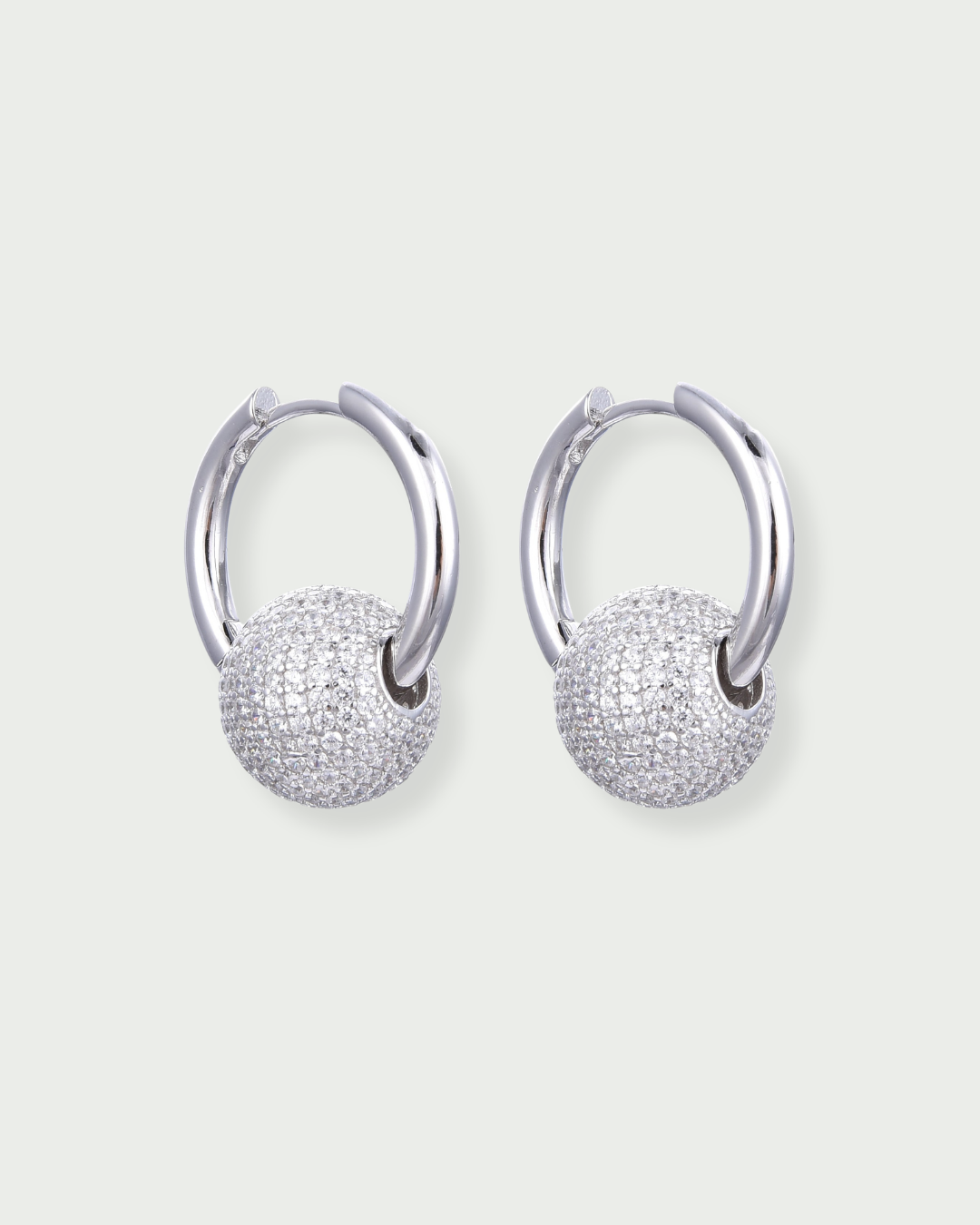 Boucles d’oreilles « Atlas ‑ Blanc » en argent 925 rhodié, créoles modernes au design minimaliste et géométrique, diamètre 13 mm, longueur 20 mm, finition polie brillante.