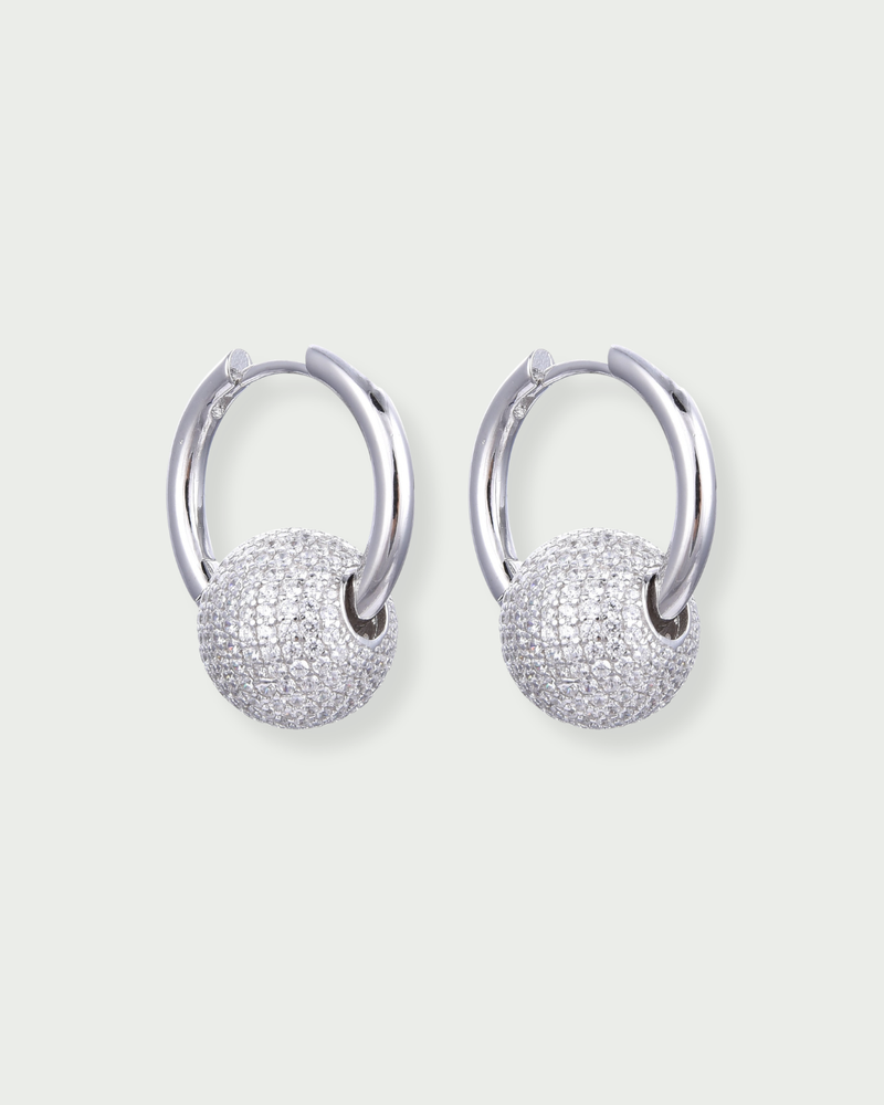 Boucles d’oreilles « Atlas ‑ Blanc » en argent 925 rhodié, créoles modernes au design minimaliste et géométrique, diamètre 13 mm, longueur 20 mm, finition polie brillante.
