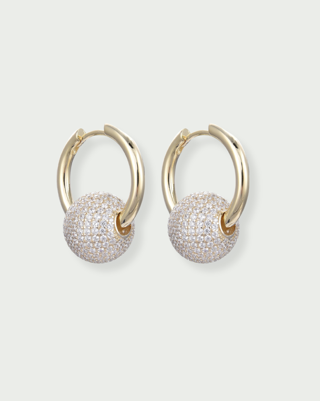 Boucles d’oreilles « Atlas » en argent 925 doré à l’or fin 18 carats, créoles modernes au design minimaliste et géométrique (diamètre ≈ 13 mm, longueur ≈ 20 mm), finition polie brillante.