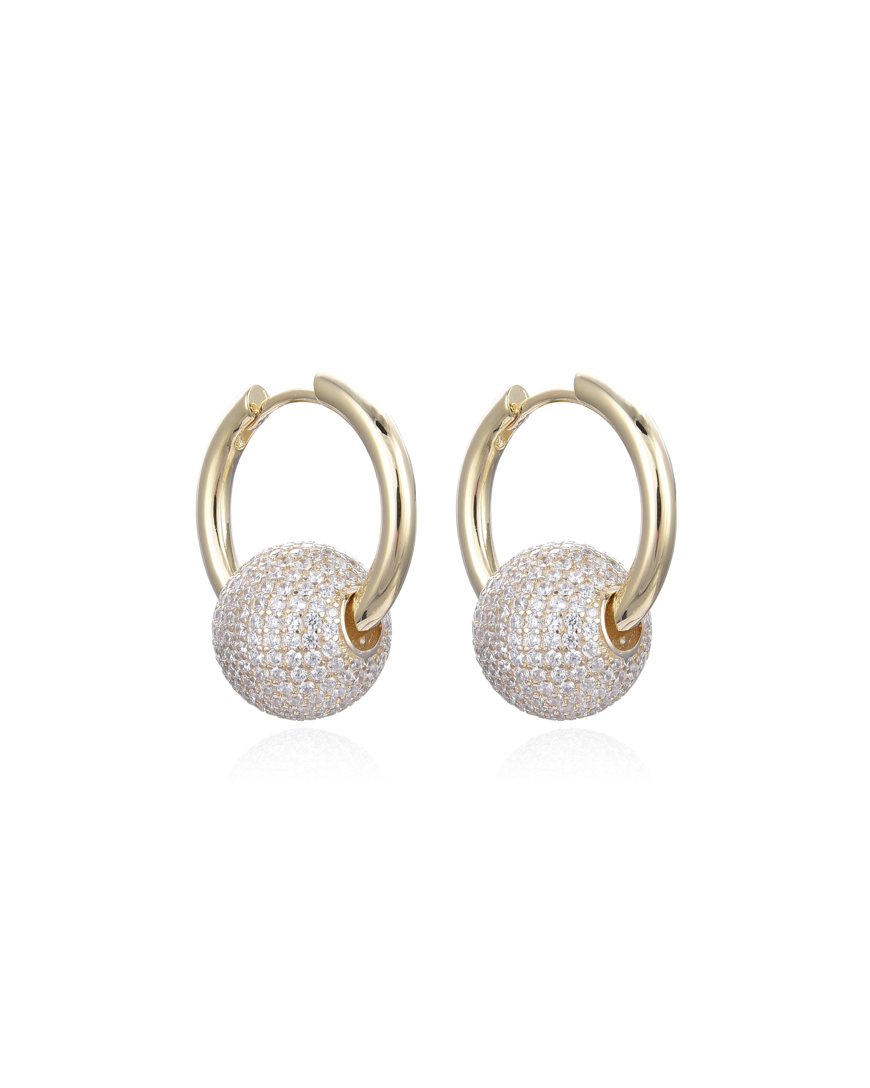 Boucles d’oreilles « Atlas » en argent 925 doré à l’or fin 18 carats, créoles modernes au design minimaliste et géométrique (diamètre ≈ 13 mm, longueur ≈ 20 mm), finition polie brillante.