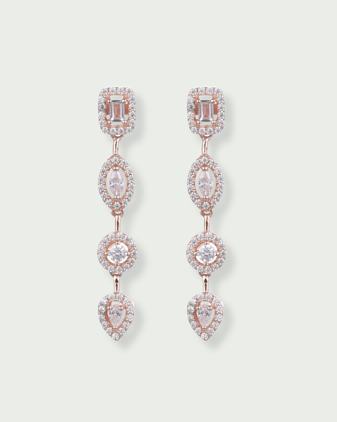 Boucles d’oreilles « Gabriella » en argent 925 doré à l’or rose 18 carats, ornées de pierres en zirconium alternant tailles ronde, poire, marquise et radiant, longueur 34,5 mm, largeur 5 mm.