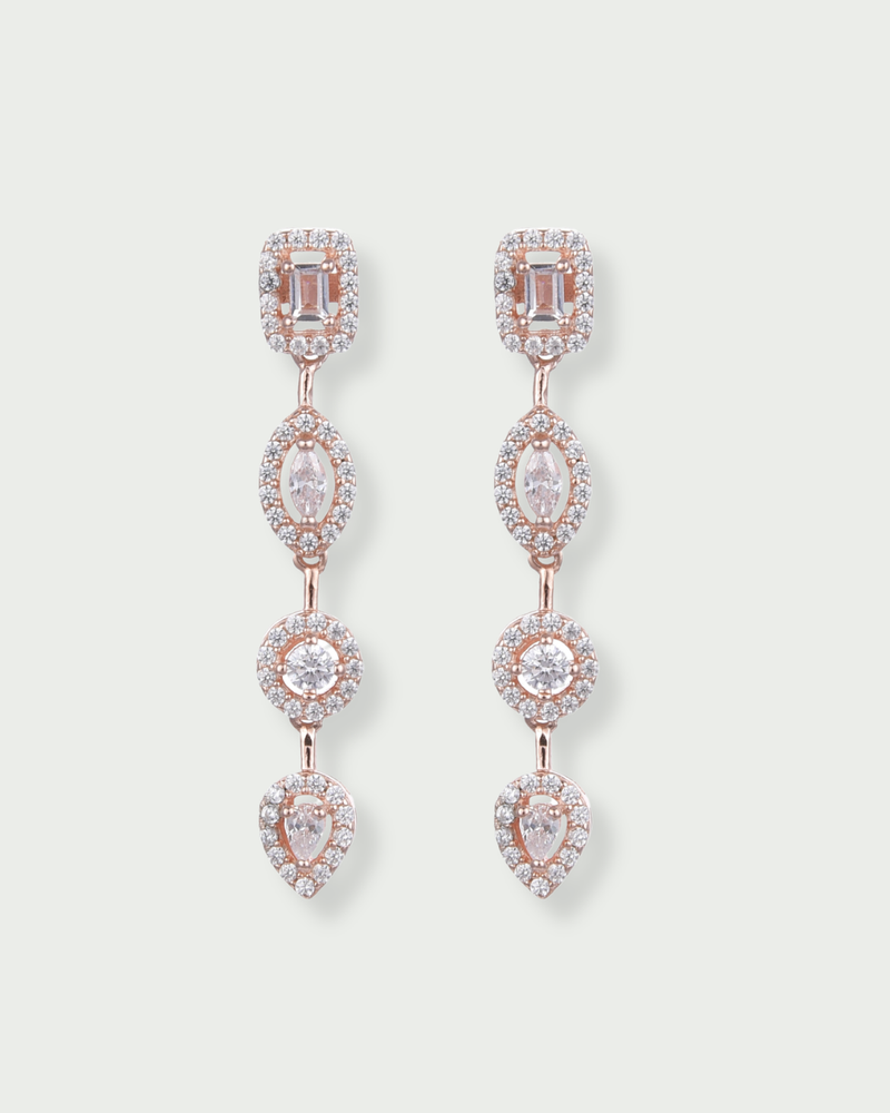 Boucles d’oreilles « Gabriella » en argent 925 doré à l’or rose 18 carats, ornées de pierres en zirconium alternant tailles ronde, poire, marquise et radiant, longueur 34,5 mm, largeur 5 mm.