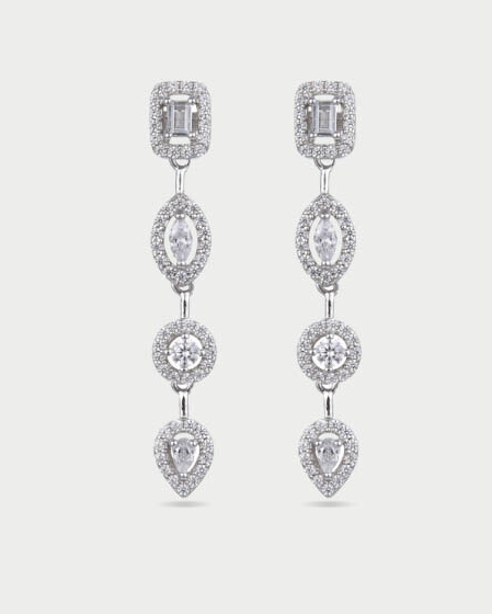 Boucles d’oreilles « Gabriella » en argent 925 rhodié, ornées de pierres en zirconium alternant les tailles ronde, poire, marquise et radiant, longueur 34,5 mm, largeur 5 mm, finition polie brillante.