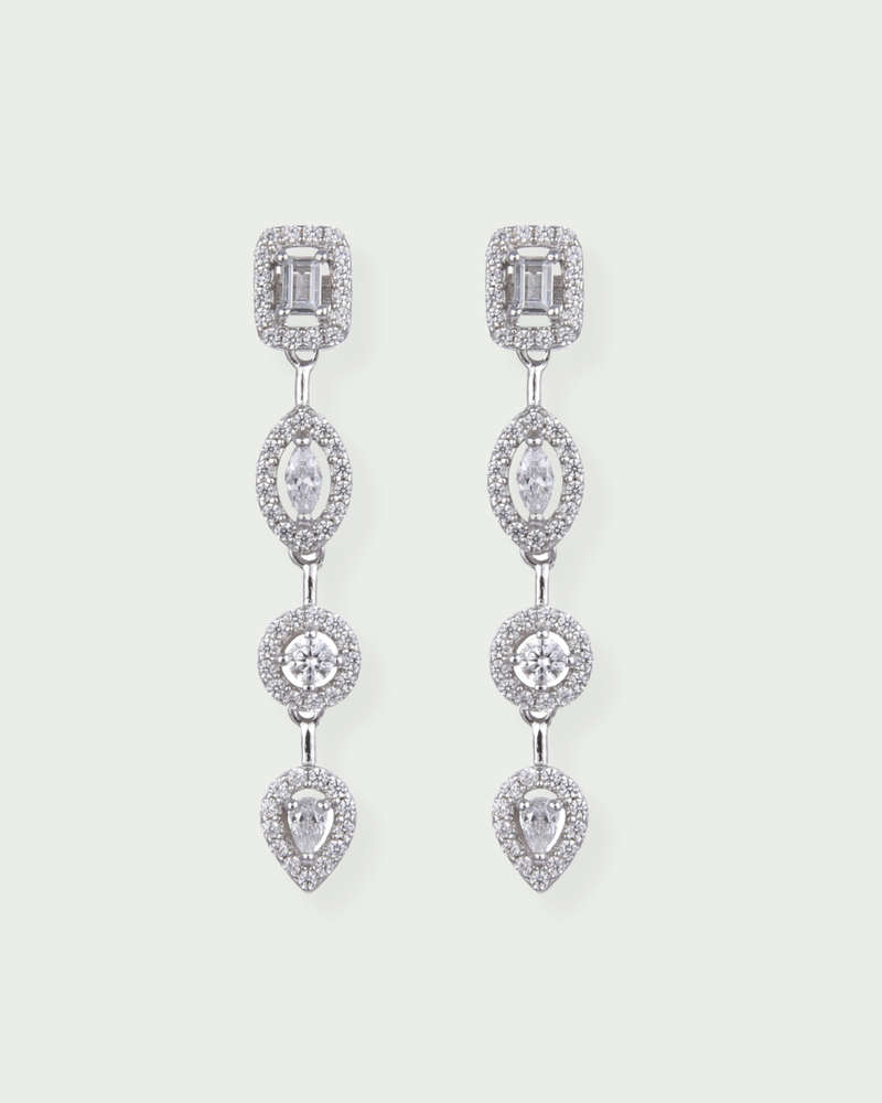 Boucles d’oreilles Gabriella – Blanc en argent 925 rhodié, design délicat finement serti, finition polie brillante résistante à l’oxydation, fermoir sécurisé, éclat pur et élégant.
