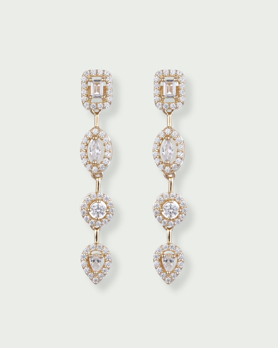 Boucles d’oreilles « Boucles d’oreilles Gabriella » en argent 925 doré à l’or jaune 18 carats, ornées de pierres en zirconium alternant les tailles ronde, poire, marquise et radiant, longueur 34,5 mm, largeur 5 mm.