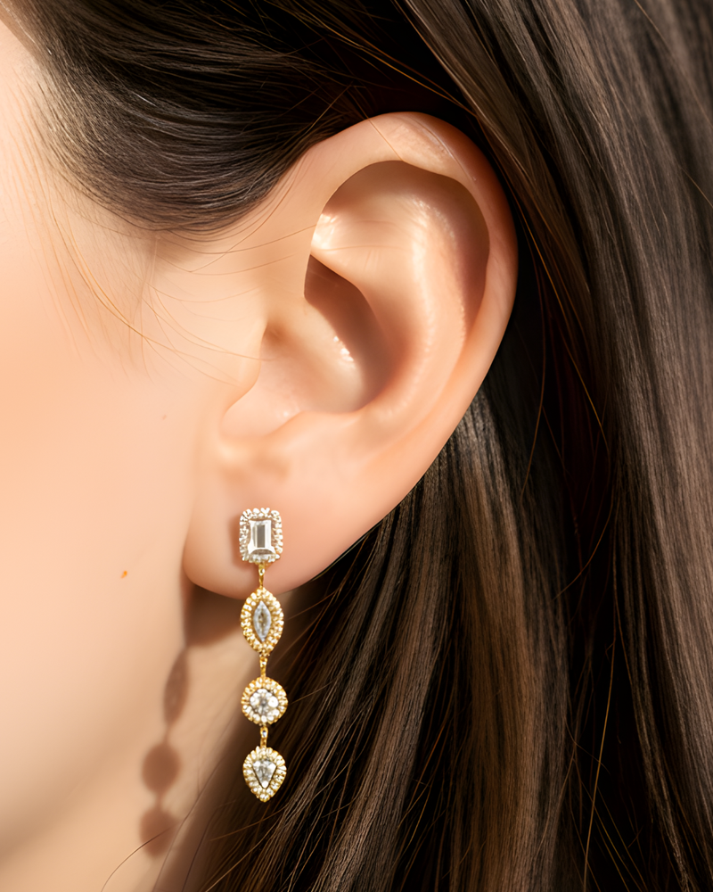 Boucles d’oreilles « Boucles d’oreilles Gabriella » en argent 925 doré à l’or jaune 18 carats, ornées de pierres en zirconium alternant les tailles ronde, poire, marquise et radiant, longueur 34,5 mm, largeur 5 mm.