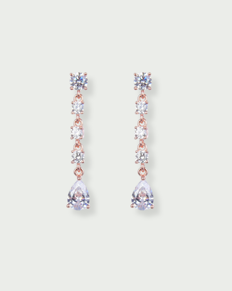 Boucles d’oreilles pendantes Shine Éclat rose en argent 925 doré à l’or rose 18 carats avec cascade de pierres en zirconium taille ronde et poire scintillantes, design délicat et élégant qui illumine le visage avec éclat.