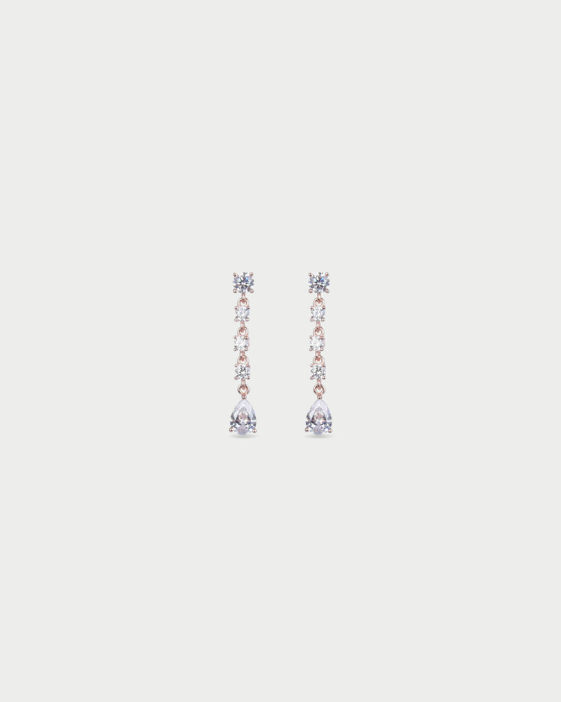 Boucles d’oreilles pendantes Shine Éclat rose en argent 925 doré à l’or 18 carats avec cascade de pierres en zirconium taille ronde et poire scintillantes, design délicat et élégant qui illumine le visage avec éclat.