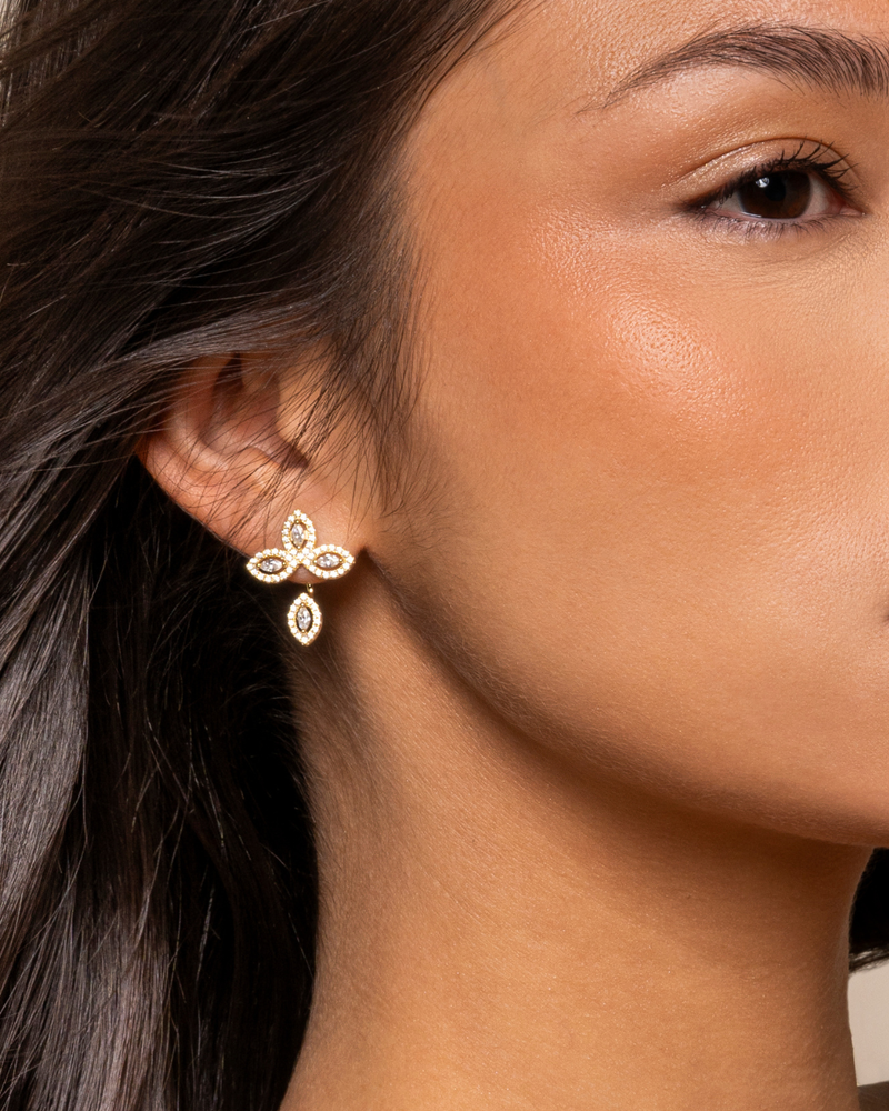 Boucles d’oreilles « Asymétriques Fleur de Vie » en argent 925 doré à l’or rose 18 carats, motifs floraux sertis de zirconiums marquise, design unique et tendance.