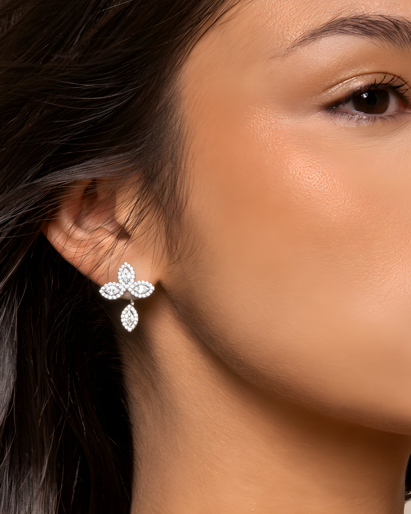 Boucles d’oreilles « Asymétriques Fleur de Vie » en argent 925 rhodié, motifs floraux en zirconiums taille marquise, design unique avec chainette et pavage, finition polie brillante.