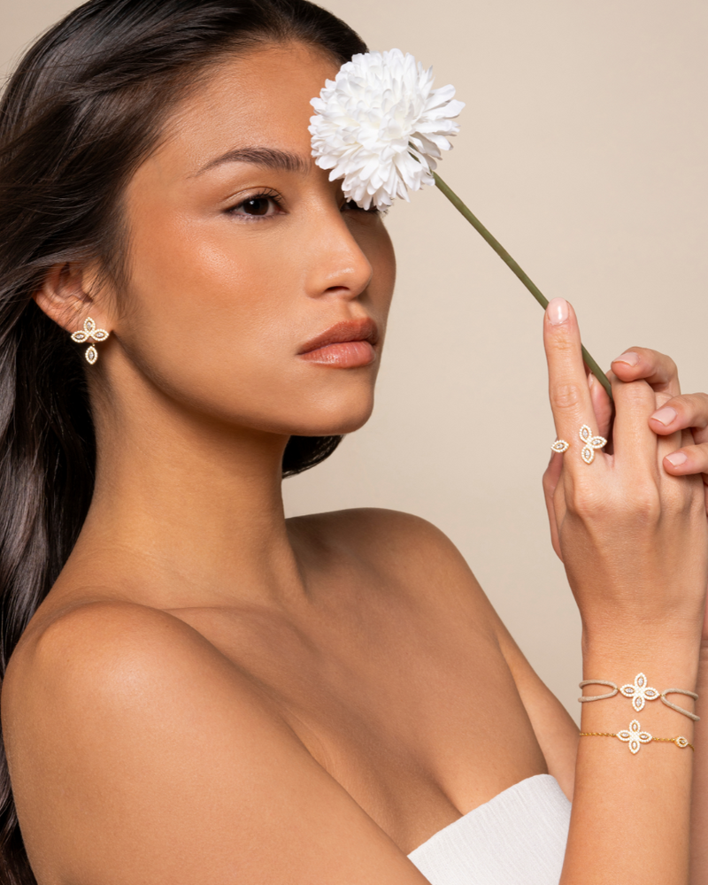 Boucles d’oreilles « Asymétriques Fleur de Vie » en argent 925 rhodié, motifs floraux en zirconiums taille marquise, design unique avec chainette et pavage, finition polie brillante.