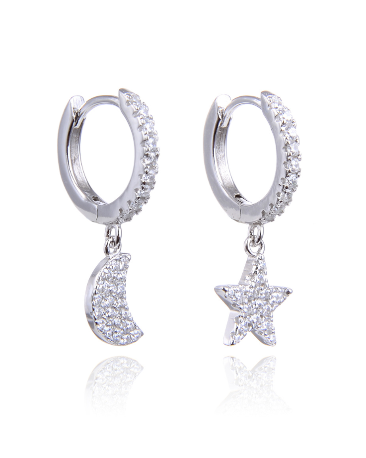 Boucles d’oreilles dormeuses « Céleste » en argent 925, un pendant lune pavé de zirconiums et un pendant étoile pavée de zirconiums, monture lisse finition polie brillante.
