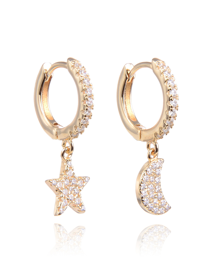 Boucles d’oreilles dormeuses « Céleste » en argent 925 dorées, un pendant lune pavé de zirconiums et un pendant étoile pavée de zirconiums, monture lisse finition polie brillante.