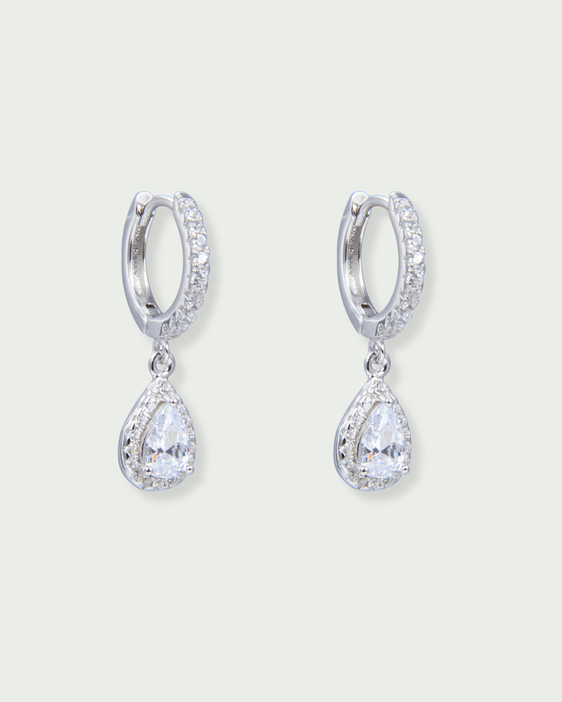 Boucles d’oreilles Dormeuses Gala – Blanc en argent 925 rhodié, silhouette délicate délicatement sertie, finition polie brillante résistante à l’oxydation, fermoir dormeuse sécurisé, éclat pur et élégant.

