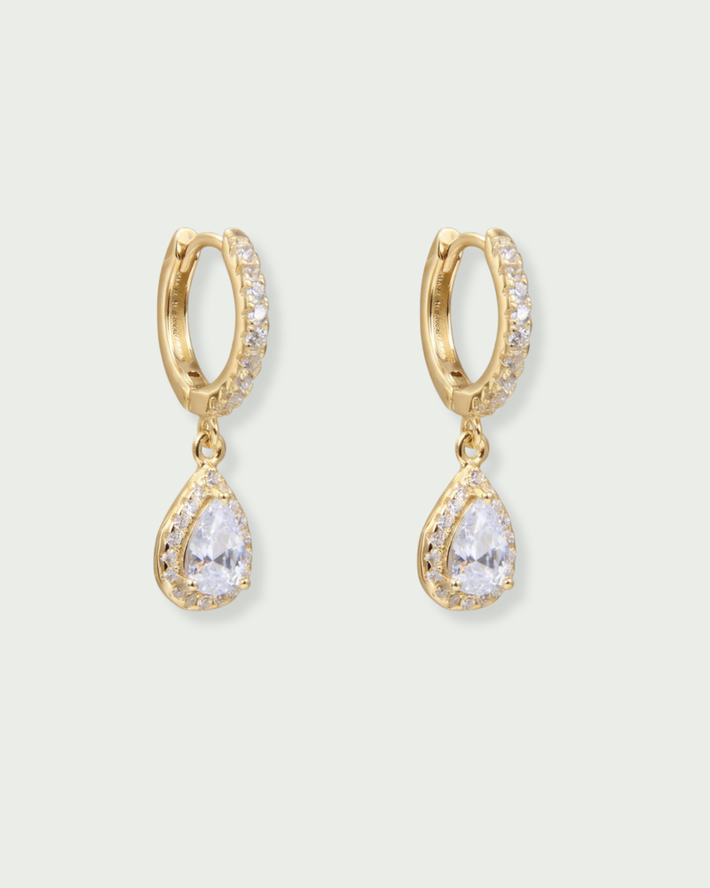 Boucles d’oreilles Dormeuses Gala – Doré en argent 925 doré à l’or 18 carats, silhouette délicate délicatement sertie, finition lumineuse résistante à l’oxydation, fermoir dormeuse sécurisé, éclat solaire et élégant.
