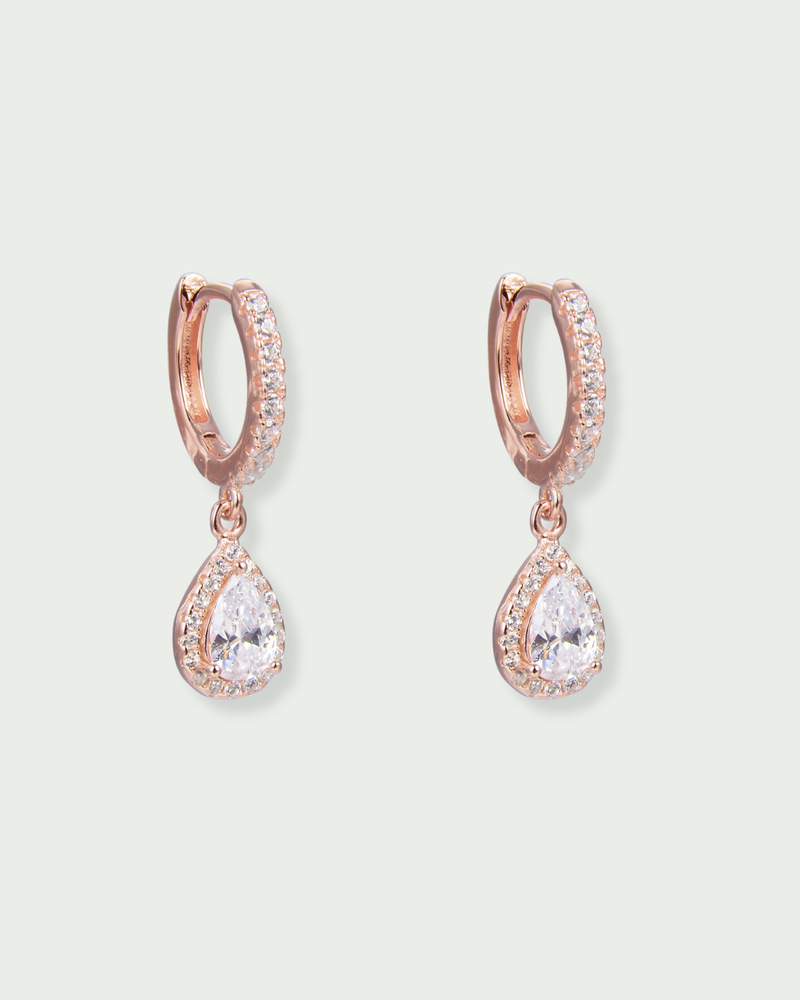 Boucles d’oreilles Dormeuses Gala – Rose en argent 925 doré à l’or rose 18 carats, silhouette délicate délicatement sertie, finition lumineuse résistante à l’oxydation, fermoir dormeuse sécurisé, éclat doux et élégant.
