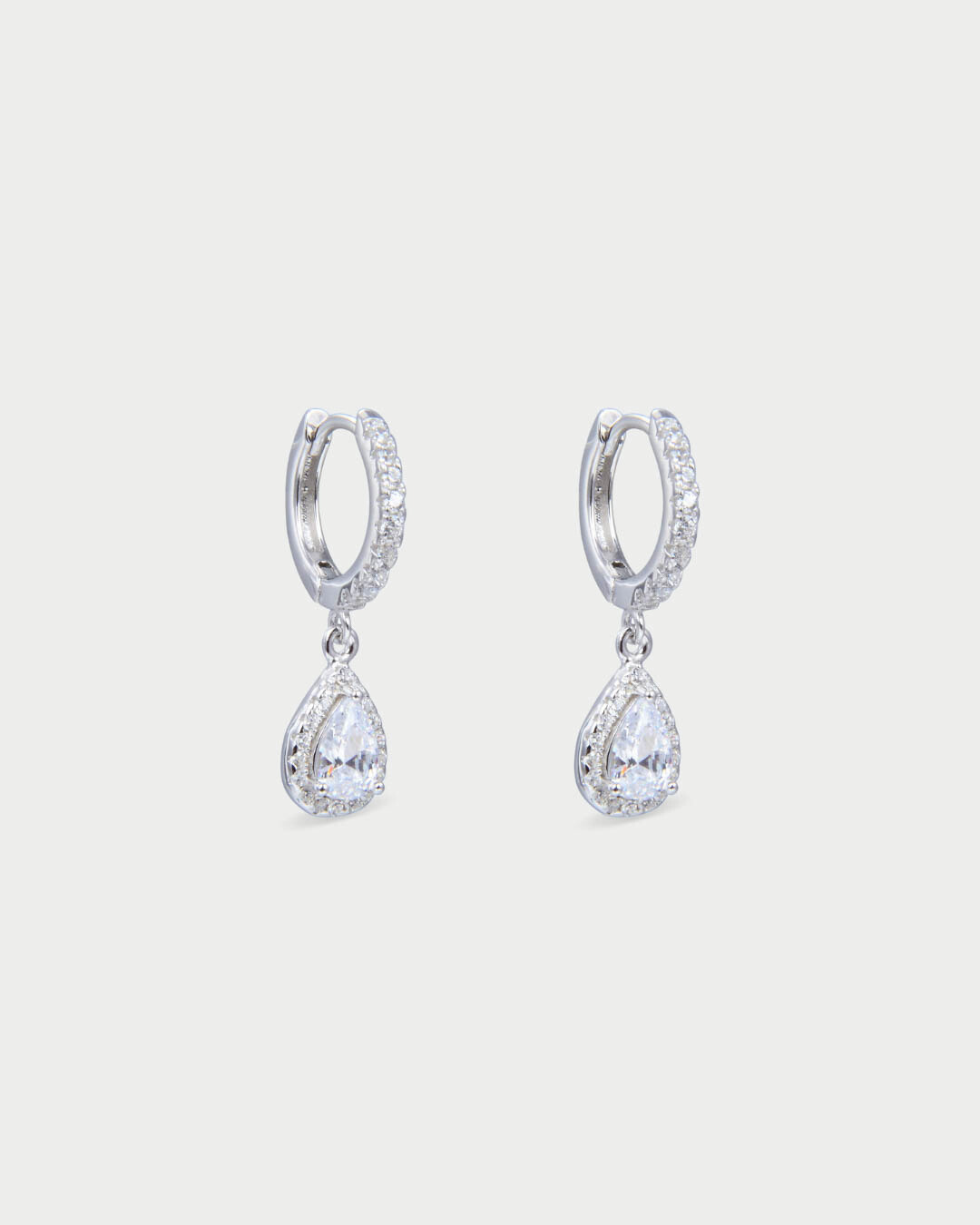 Boucles d’oreilles Dormeuses Gala – Blanc en argent 925 rhodié, silhouette délicate délicatement sertie, finition polie brillante résistante à l’oxydation, fermoir dormeuse sécurisé, éclat pur et élégant.
