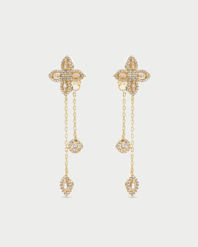 Boucles d’oreilles « Doubles Pendantes Fleur de Vie » en argent 925 doré à l’or jaune 18 carats, motif floral composé de zirconiums (quatre marquises + une ronde) dans une composition pendante double, finition polie brillante.