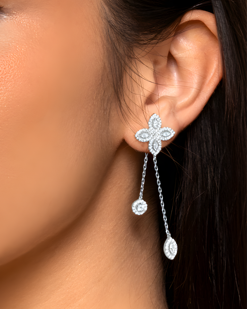 Boucles d’oreilles « Doubles Pendantes Fleur de Vie » en argent 925 rhodié, design pendulaire avec deux motifs floraux « Fleur de Vie » ornés de zirconiums taille marquise et ronde, finition polie brillante.