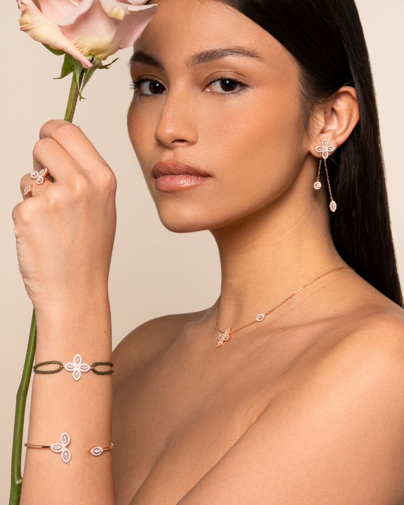 Boucles d’oreilles « Doubles Pendantes Fleur de Vie » en argent 925 doré à l’or jaune 18 carats, motifs floraux sertis de zirconiums taille marquise et ronde, finition polie brillante.