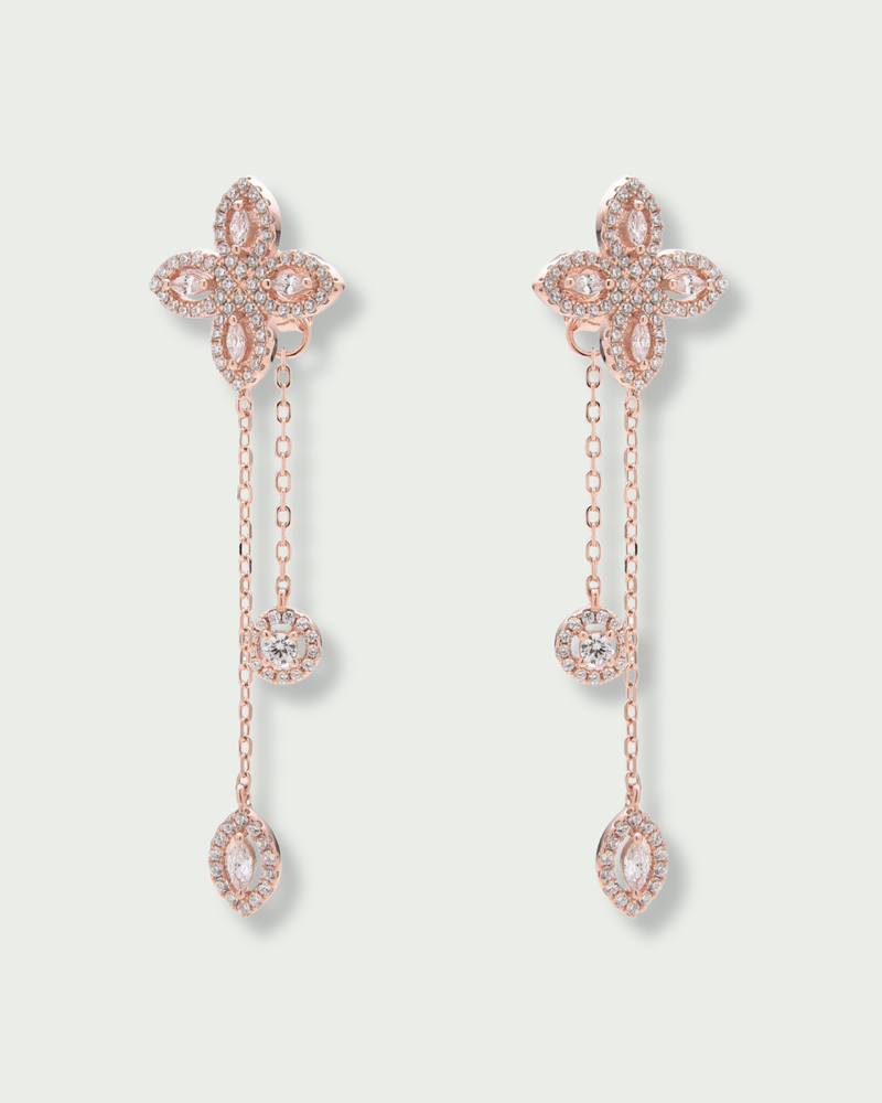 Boucles d’oreilles « Doubles Pendantes Fleur de Vie » en argent 925 doré à l’or jaune 18 carats, motifs floraux sertis de zirconiums taille marquise et ronde, finition polie brillante.