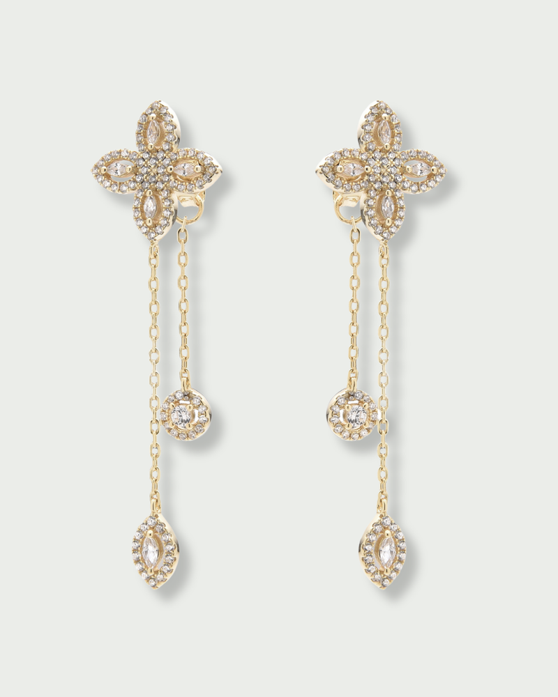 Boucles d’oreilles « Doubles Pendantes Fleur de Vie » en argent 925 doré à l’or jaune 18 carats, motif floral composé de zirconiums (quatre marquises + une ronde) dans une composition pendante double, finition polie brillante.