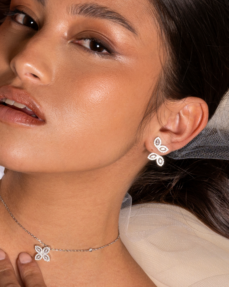 Boucles d’oreilles « Mini Asymétriques Fleur de Vie » en argent 925 rhodié, design asymétrique à motif floral orné de zirconiums taille marquise, finition polie brillante.