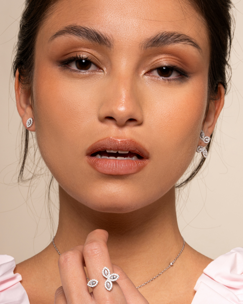 Boucles d’oreilles « Mini Asymétriques Fleur de Vie » en argent 925 doré à l’or jaune 18 carats, design asymétrique avec motif florai « Fleur de Vie » orné de zirconiums taille marquise et ronde, finition polie brillante.