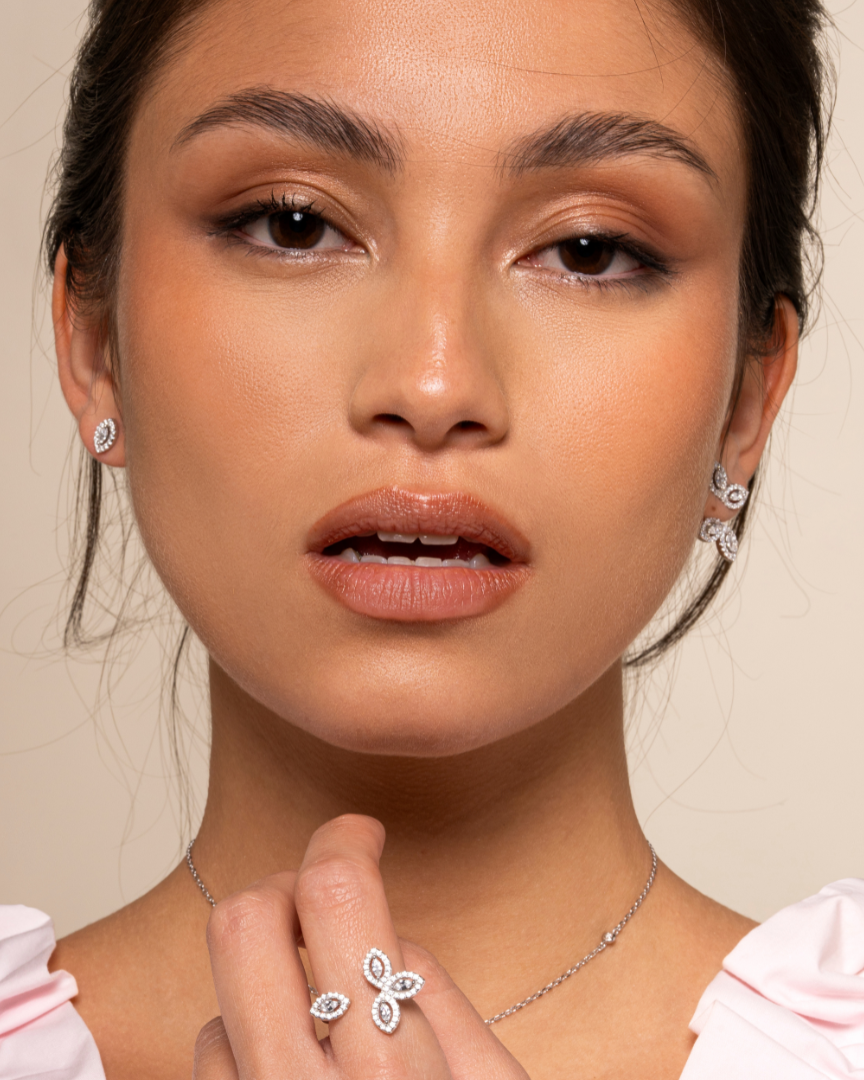 Boucles d’oreilles « Mini Asymétriques Fleur de Vie » en argent 925 doré à l’or jaune 18 carats, design asymétrique avec motif florai « Fleur de Vie » orné de zirconiums taille marquise et ronde, finition polie brillante.