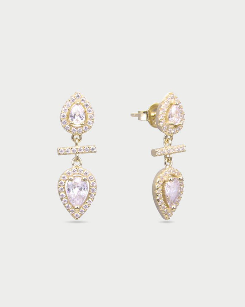 Boucles d’oreilles « Opposite Infini Poire » en argent 925 doré à l’or jaune 18 carats, deux zircons blancs taille poire montés en symétrie miroir séparés par une petite barre sertie, finition polie brillante.