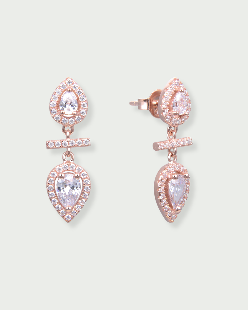 Boucles d’oreilles « Opposite Infini Poire » en argent 925 doré à l'or rose, deux zircons blancs taille poire montés en symétrie miroir, séparés par une petite barre sertie.